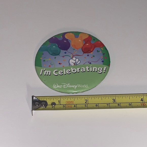 🥳 [4/$25] WALT DISNEY WORLD IM CELEBRATING! BALLOONS PIN BACK BUTTON PIN 🥳 - Picture 3 of 3